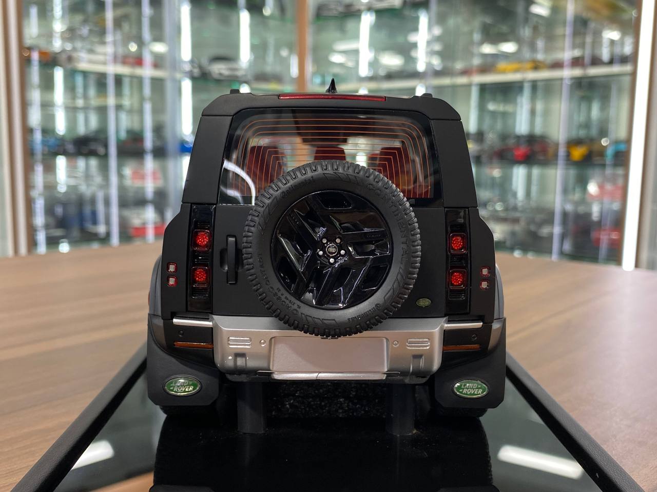 1/18 Resin MotorHelix Land Rover Defender 110 Matt Black Limited 50 pcs