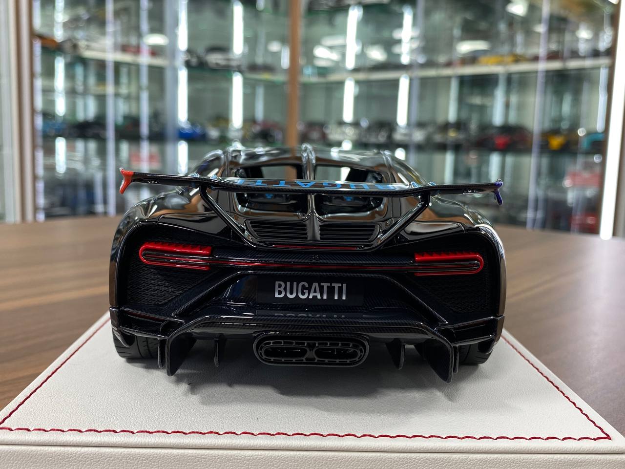 1/18 Resin Model Bugatti Chiron Sport Davis & Giovanni Gloss Black