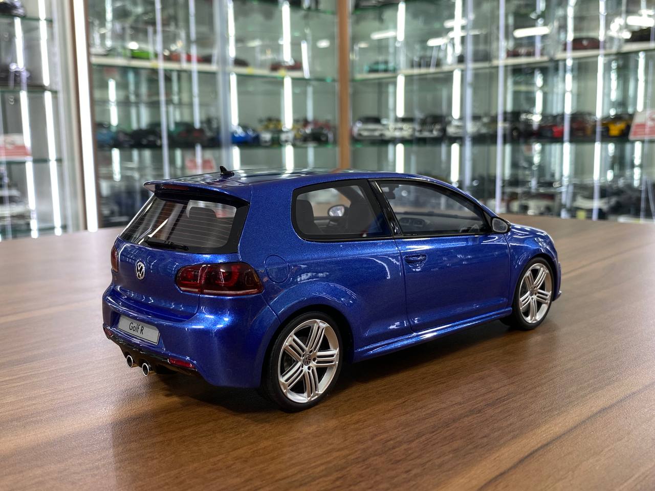 Otto Mobile Volkswagen Golf R VI - 1/18 Resin Model, Blue