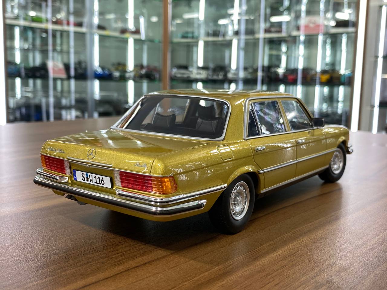 1/18 Mercedes-Benz 450SEL W116 Gold Model Car by iScale