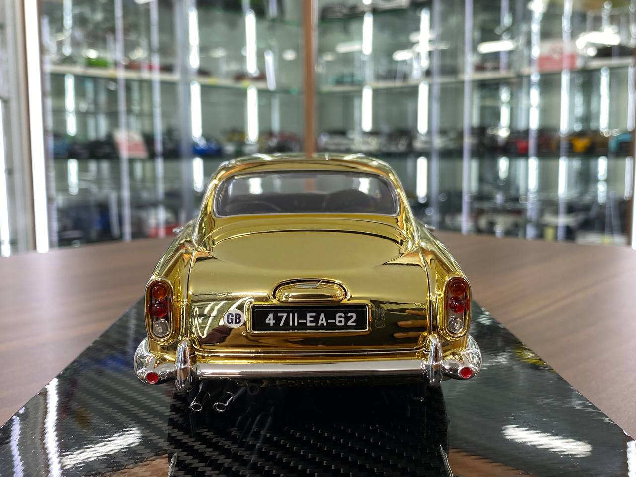 YY Model 1/18 Aston Martin DB5 Goldfinger 007 Gold Chrome resin collectible