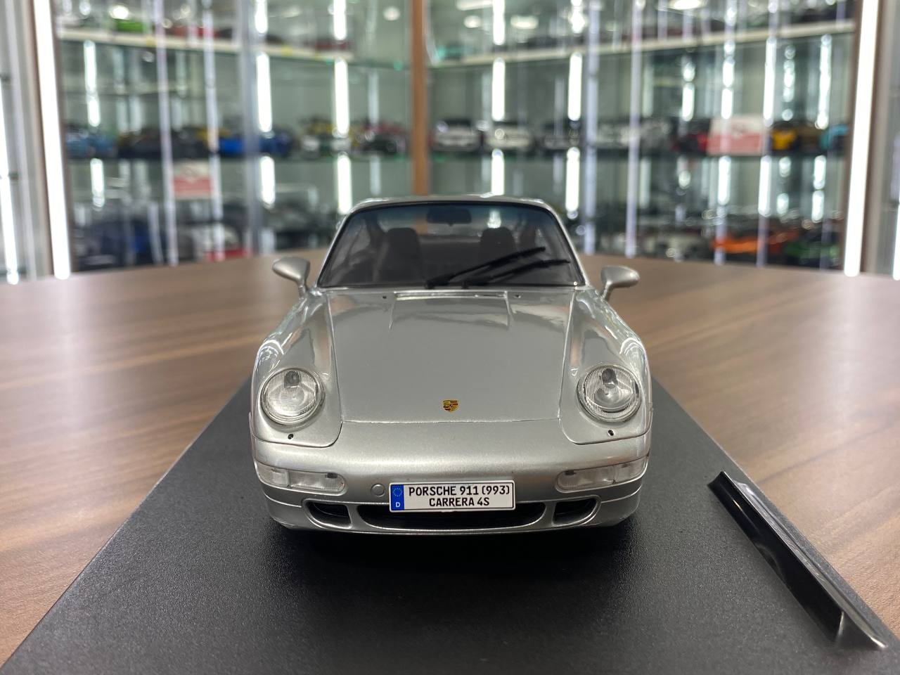 1/18 Diecast Porsche 911 (993) Carrera 4S in Silver | Solido