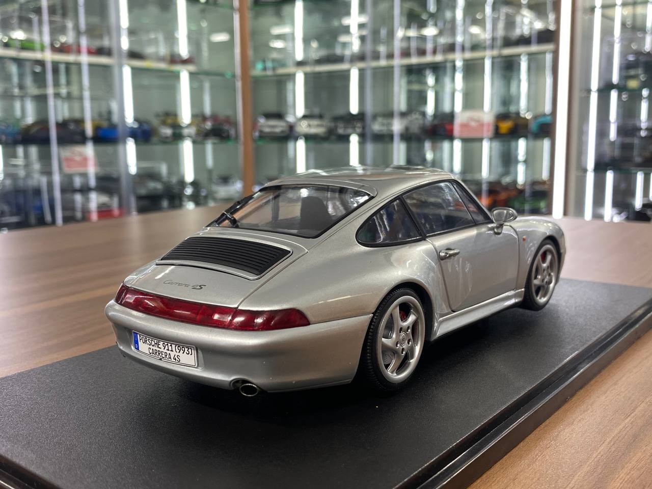 1/18 Diecast Porsche 911 (993) Carrera 4S in Silver | Solido