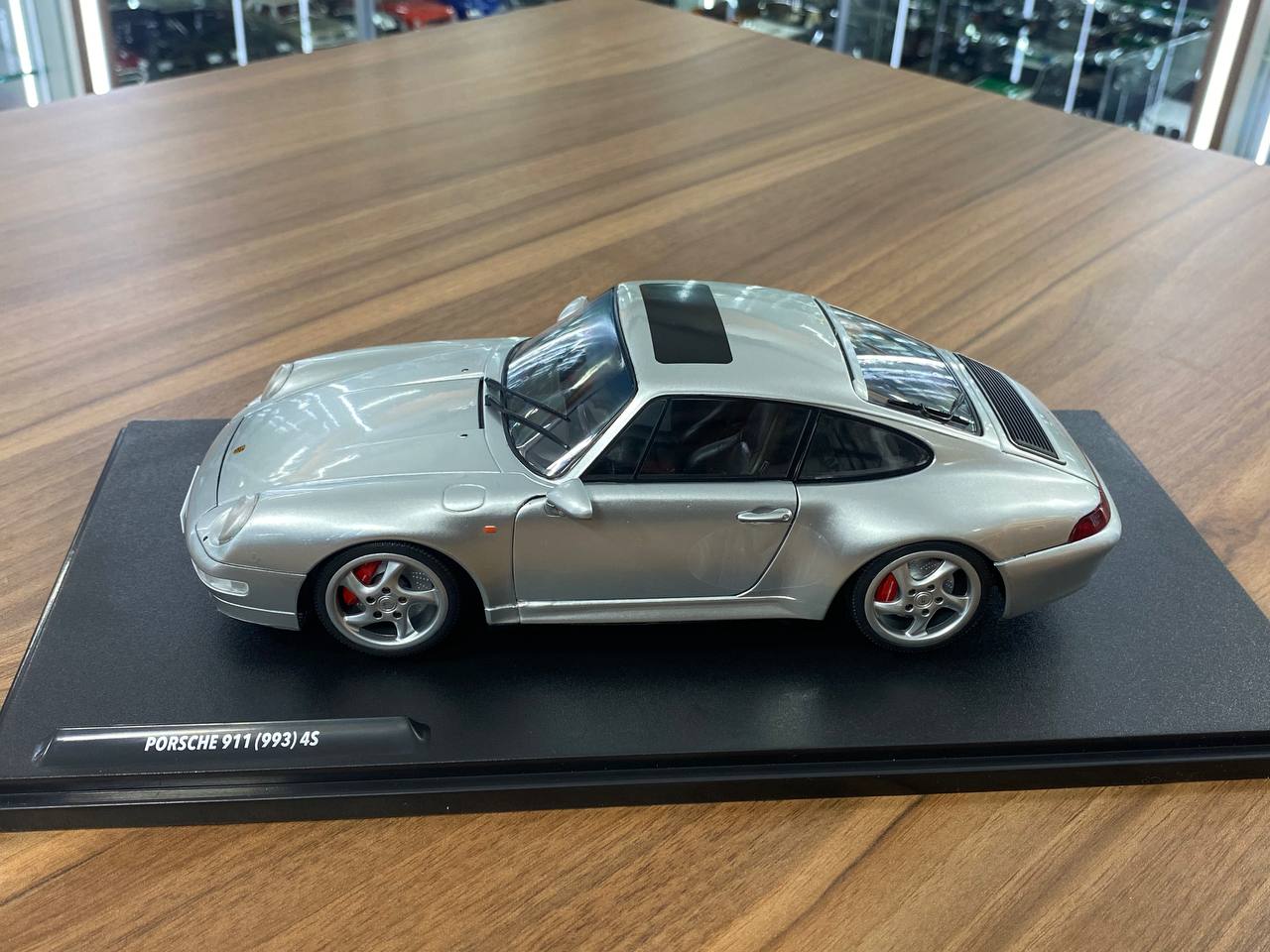 1/18 Diecast Porsche 911 (993) Carrera 4S in Silver | Solido