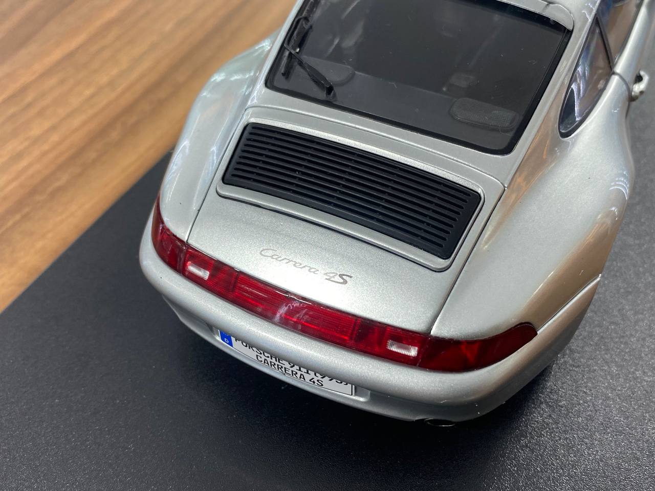 1/18 Diecast Porsche 911 (993) Carrera 4S in Silver | Solido