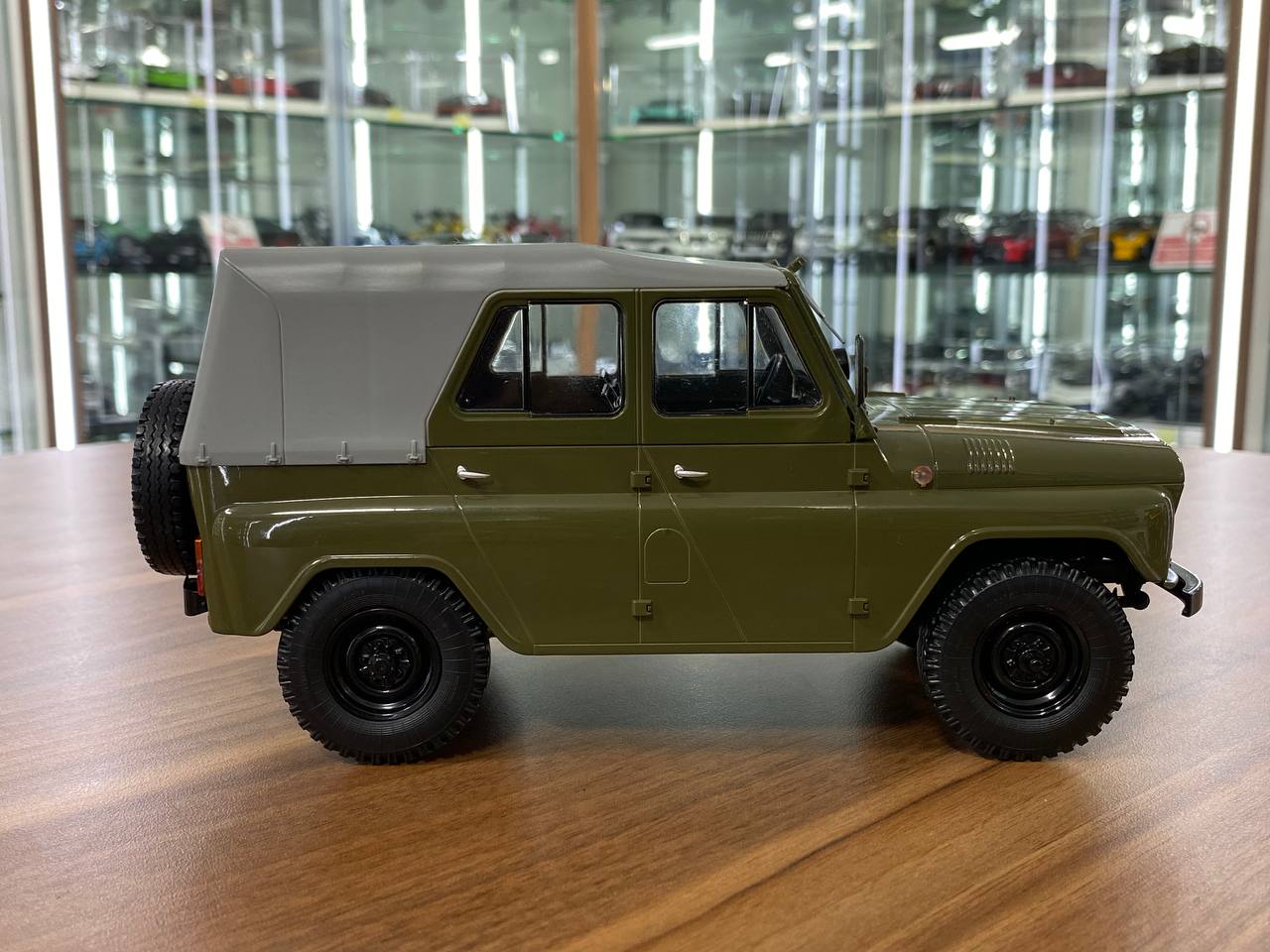1/18 Resin UAZ-469 MCG Green Model Car