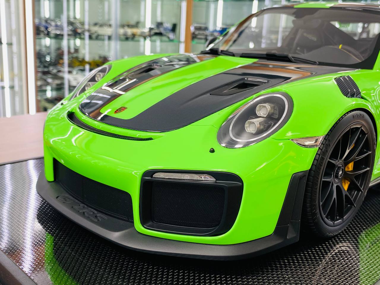 Dino Models Porsche 911 GT2 RS – 1/18 Resin Model, Acid Green, Limited 25