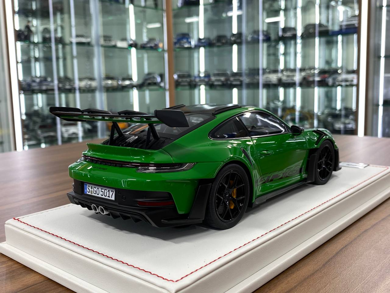 Ivy Model 1/18 Porsche 911 992 GT3 RS Weissach – Python Green with Black Wheels, Limited to 25 pcs.