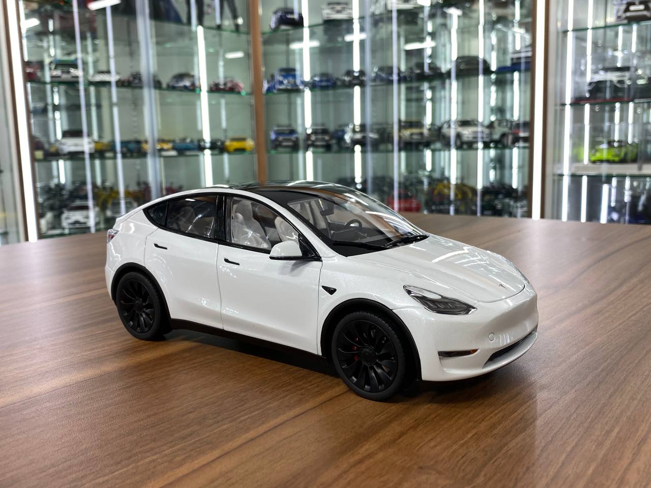 Tesla Model Y [ 1/18 White, Diecast ] – dturman.com