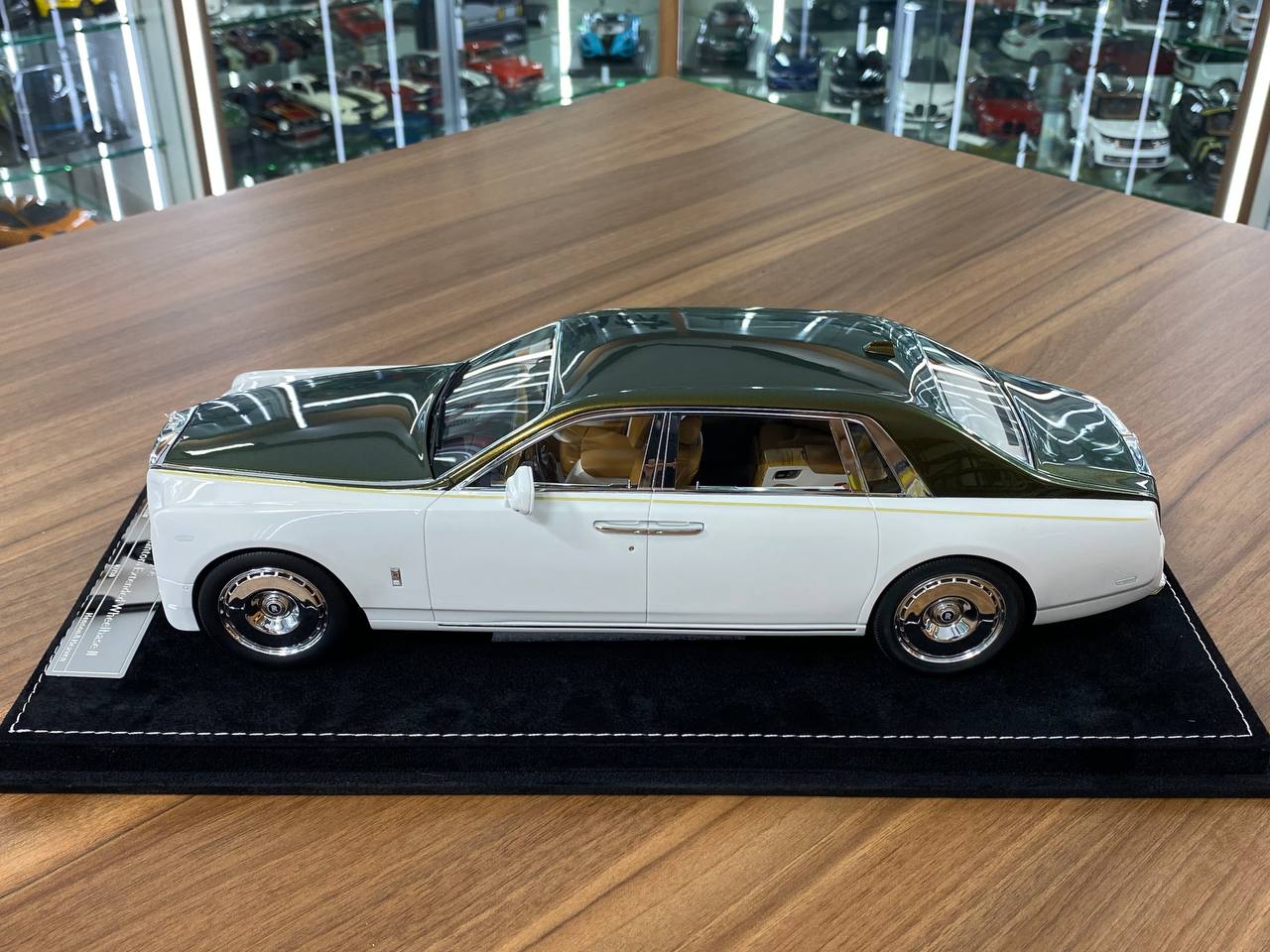 1:18 Resin Model - H&H Rolls Royce Phantom Extended Wheelbase II (White/Gold)