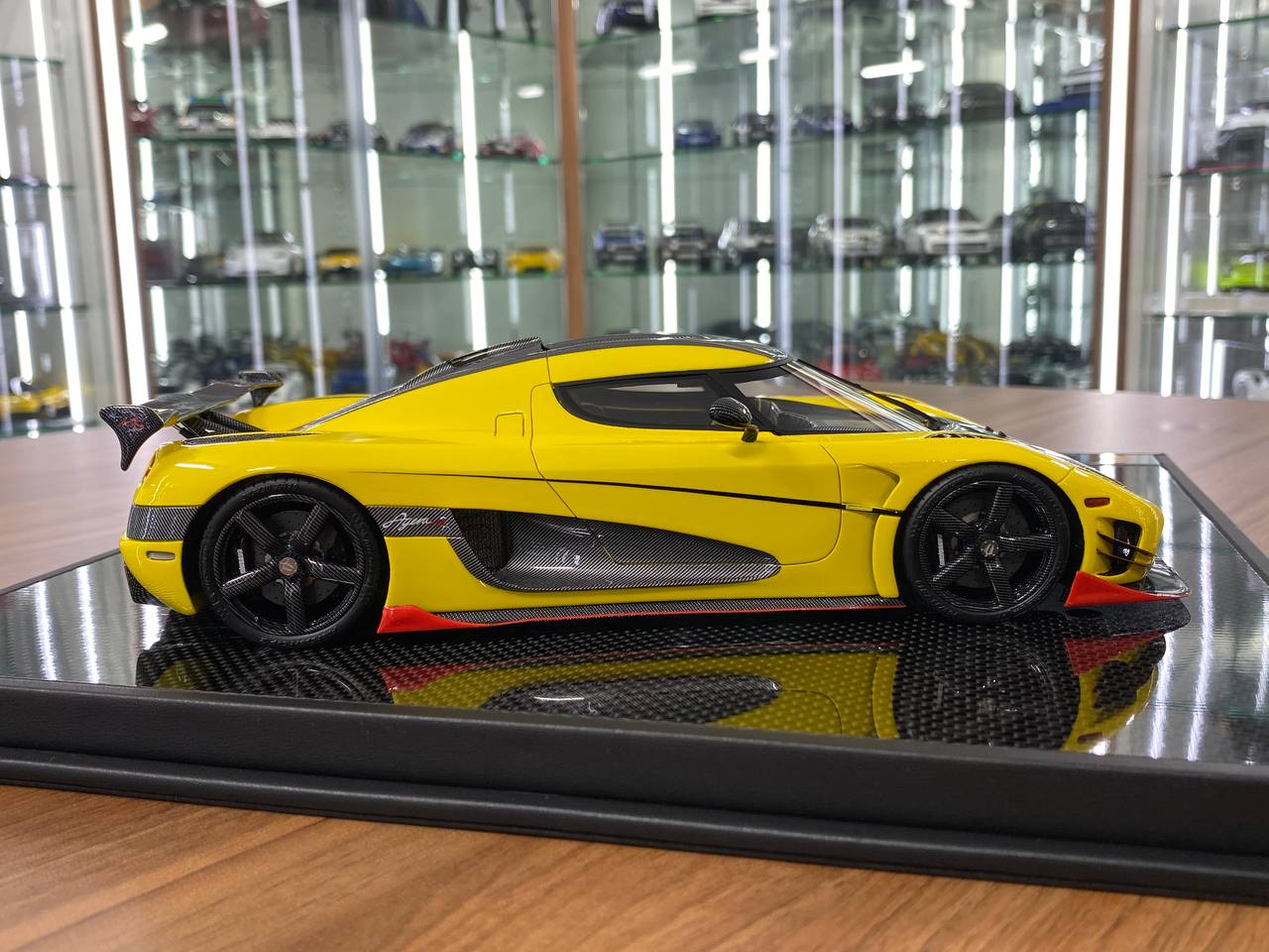 1:18 Resin - General Models Koenigsegg Agera ML with Engine (Yellow/Carbon)