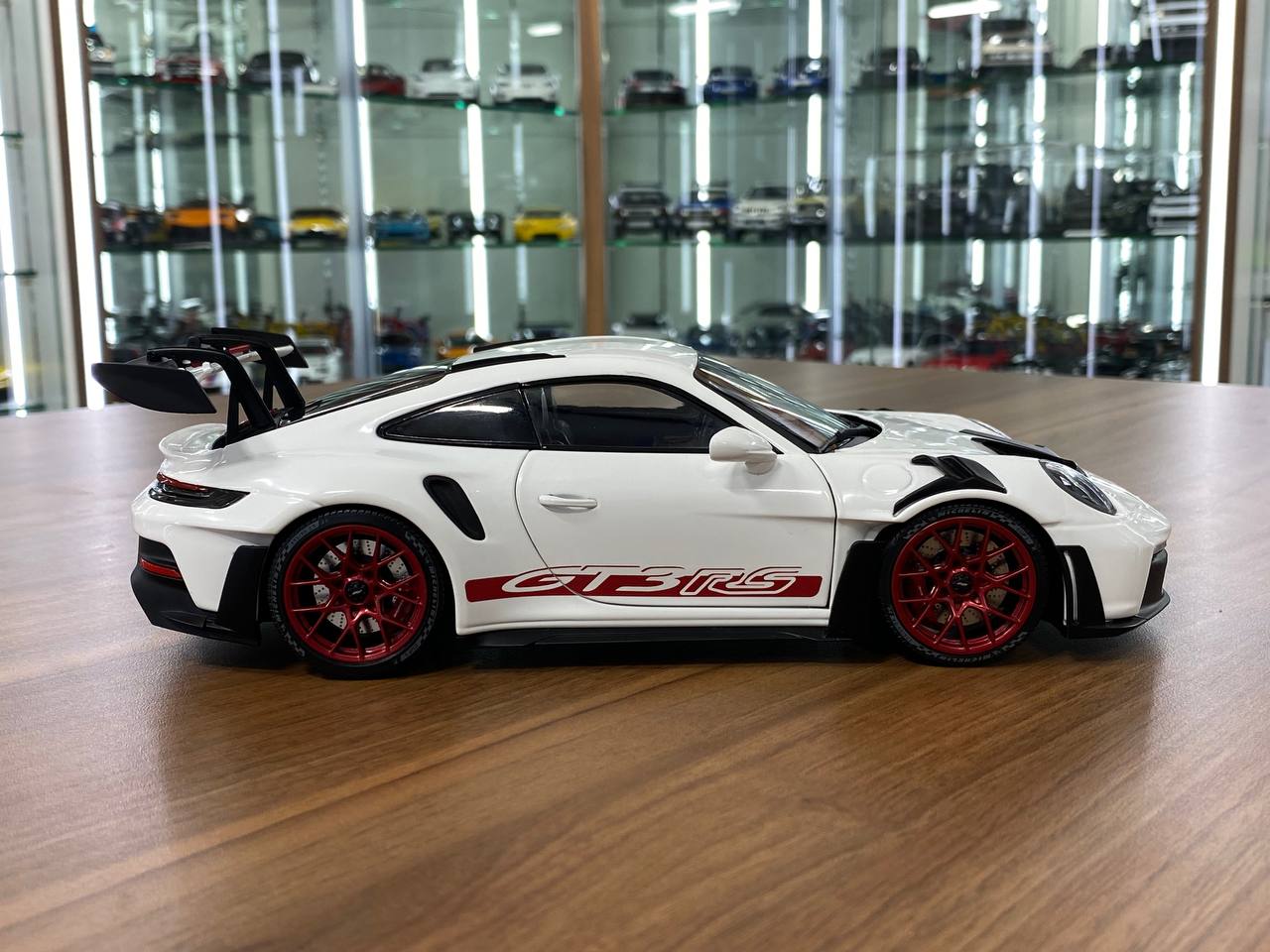 1:18 Diecast Minichamps Porsche 911 (992) GT3 RS 2022 Weissach Paket in White