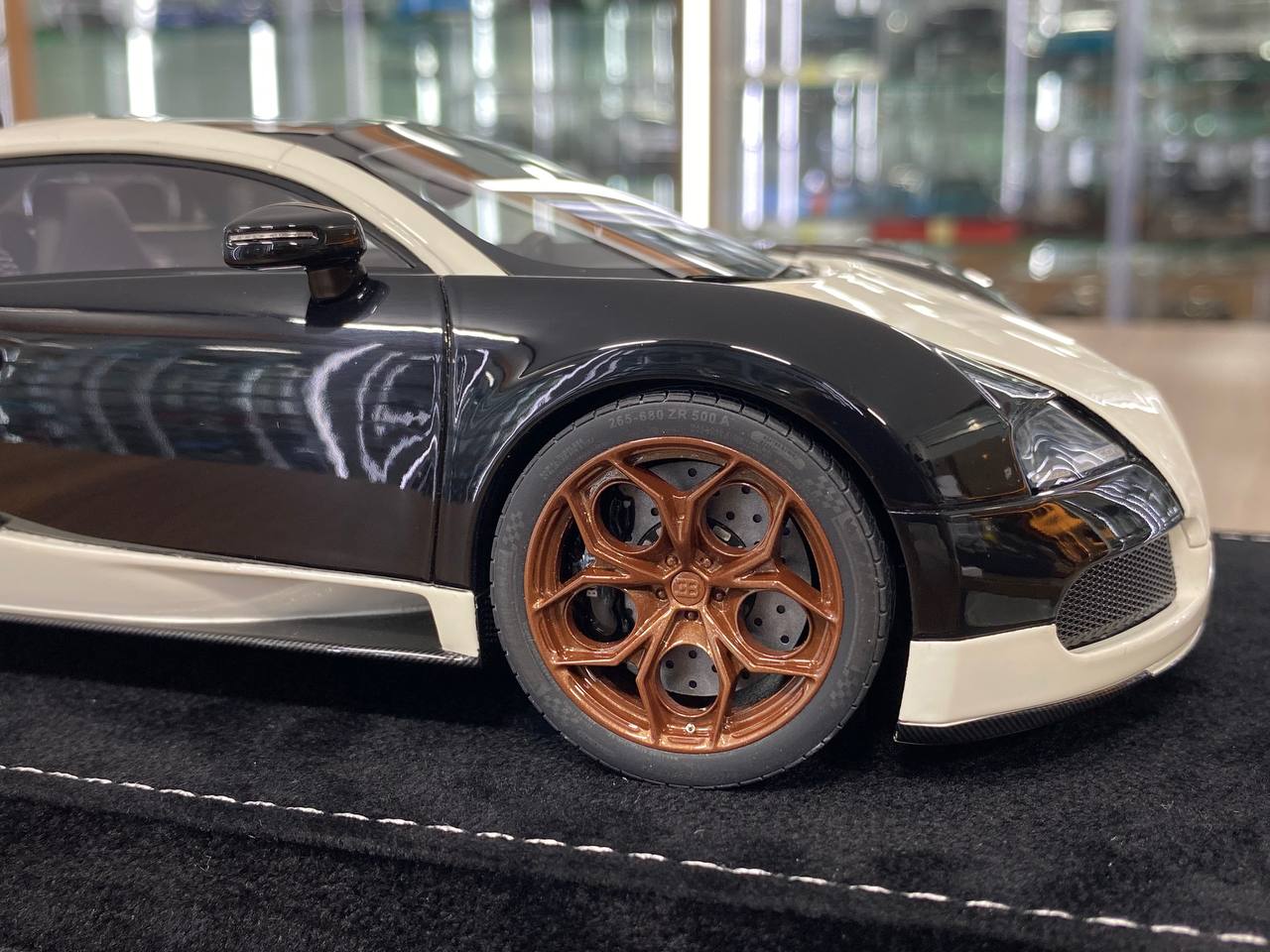 1:18 Resin H&H Bugatti Veyron Grand Sport 16.4 Black/White (Limited 20 pcs)