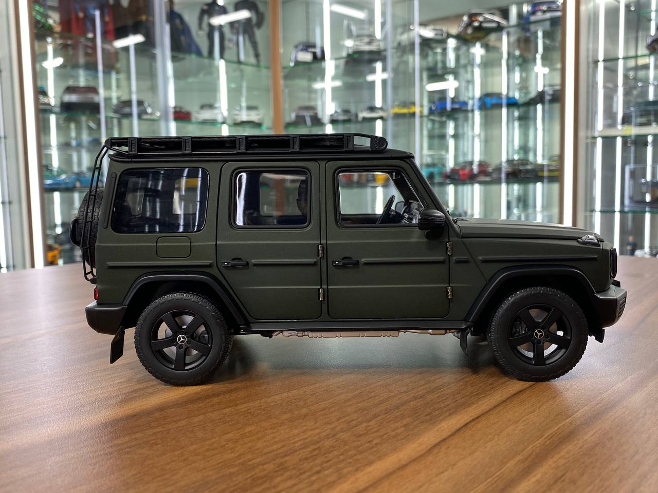 1/18 metal diecast Norev Dealer Edition Mercedes-Benz G 500 Color MANUFAKTUR olive magno