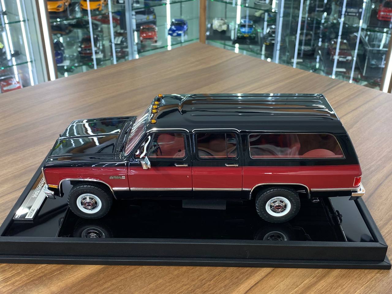 1/18 Resin – Old School Models GMC Suburban 2500 (1986) Black & Red Limited Edition/ 100 pcs