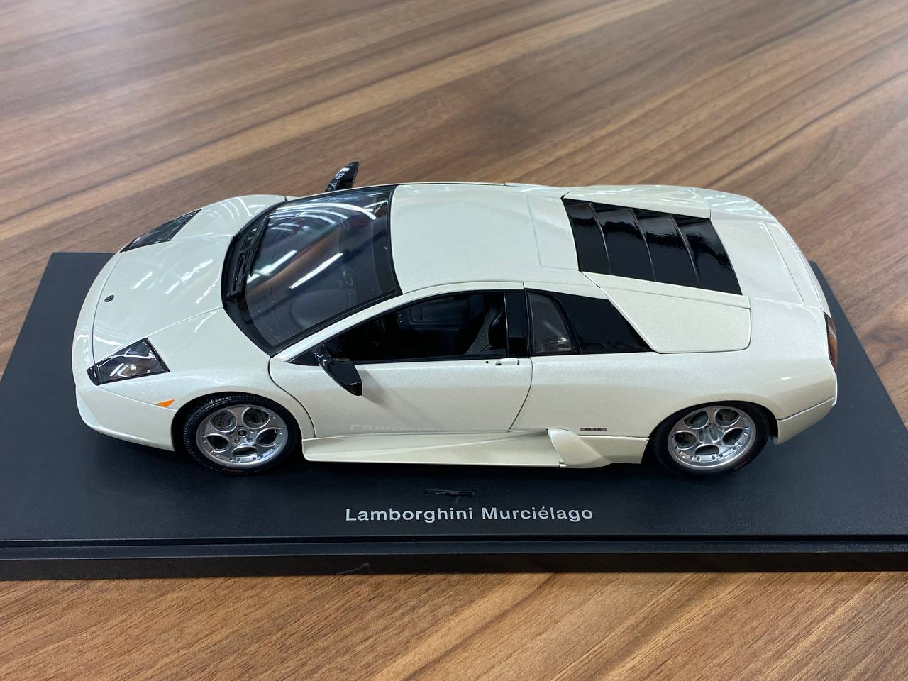1/18 Diecast Lamborghini Murciélago – Balloon White | AUTOart | Full Opening