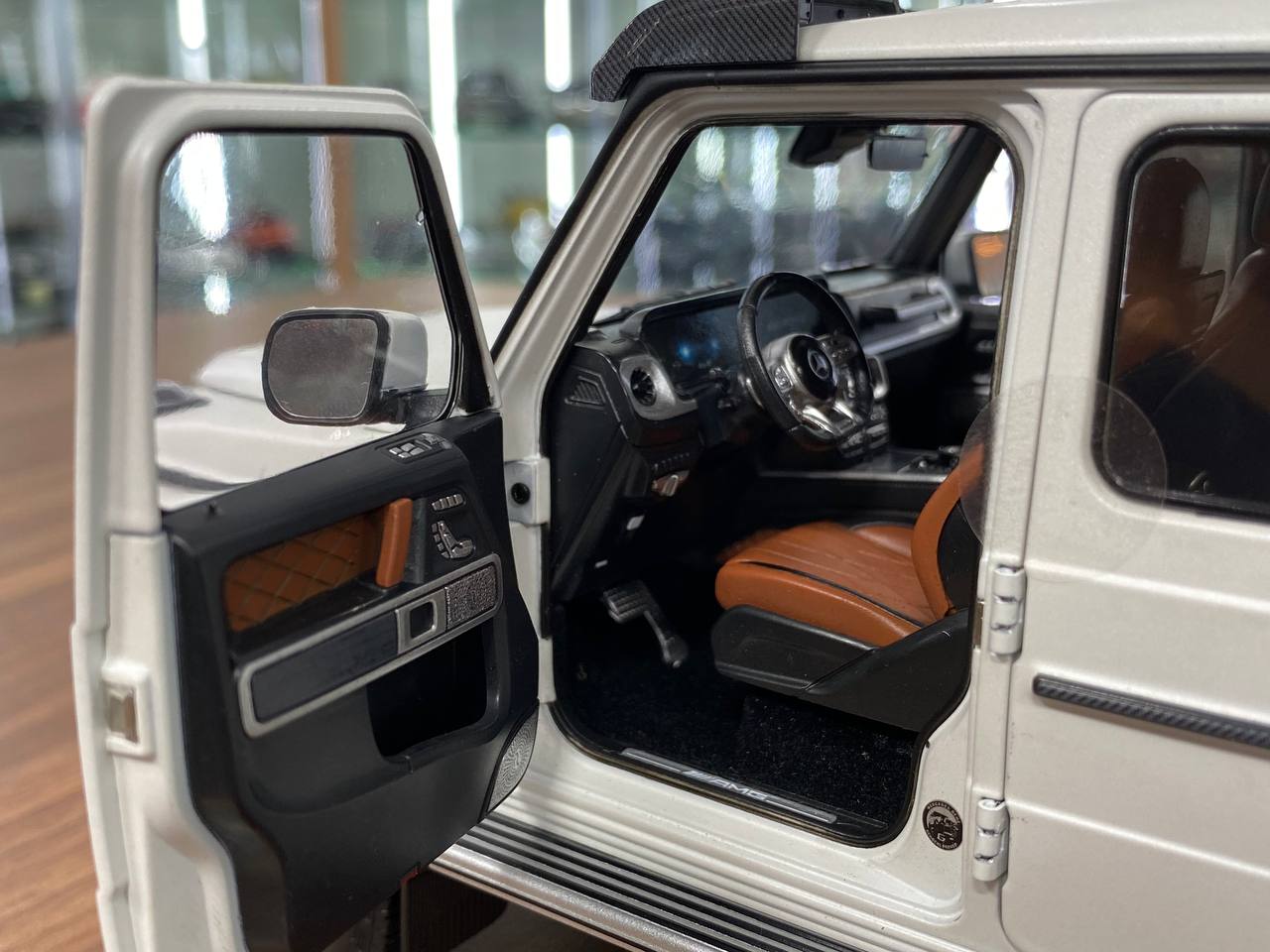 1/12 Diecast NZG Modelle GmbH Mercedes Benz AMG G 63 4x4 Pearl white |Full opening