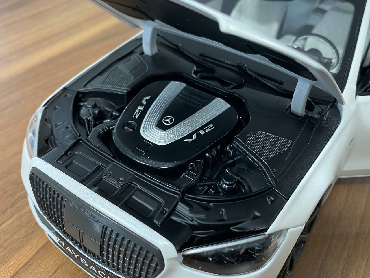 1/18 Diecast Metal Model – Mercedes-Maybach S 680 Night Series | Norev Dealer Edition | Full Opening | Opalite White