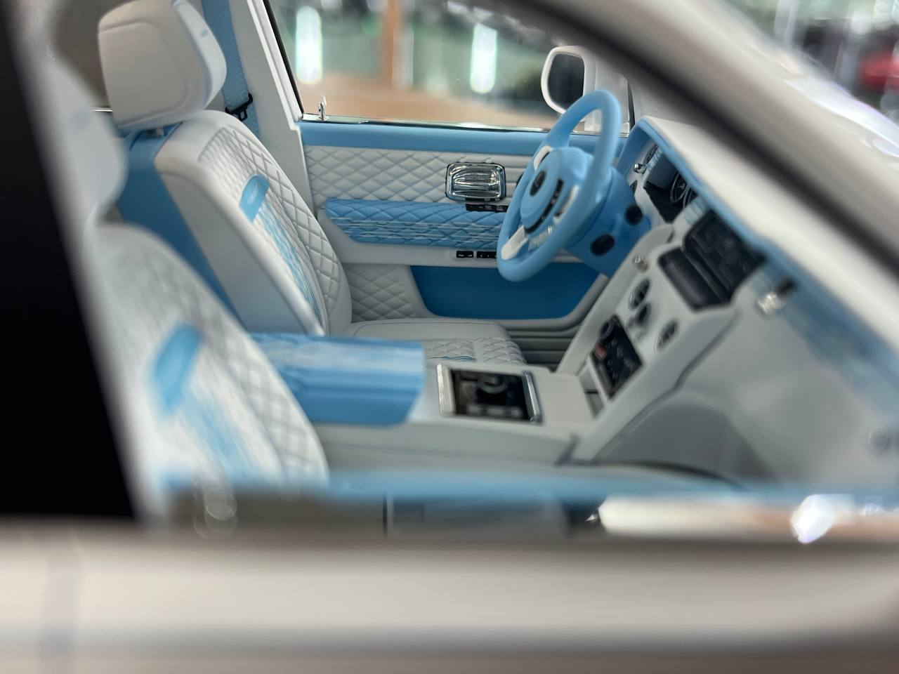 ★ 1/18 Davis & Giovanni Rolls Royce Cullinan Mansory – White / Light Blue | Limited to 03