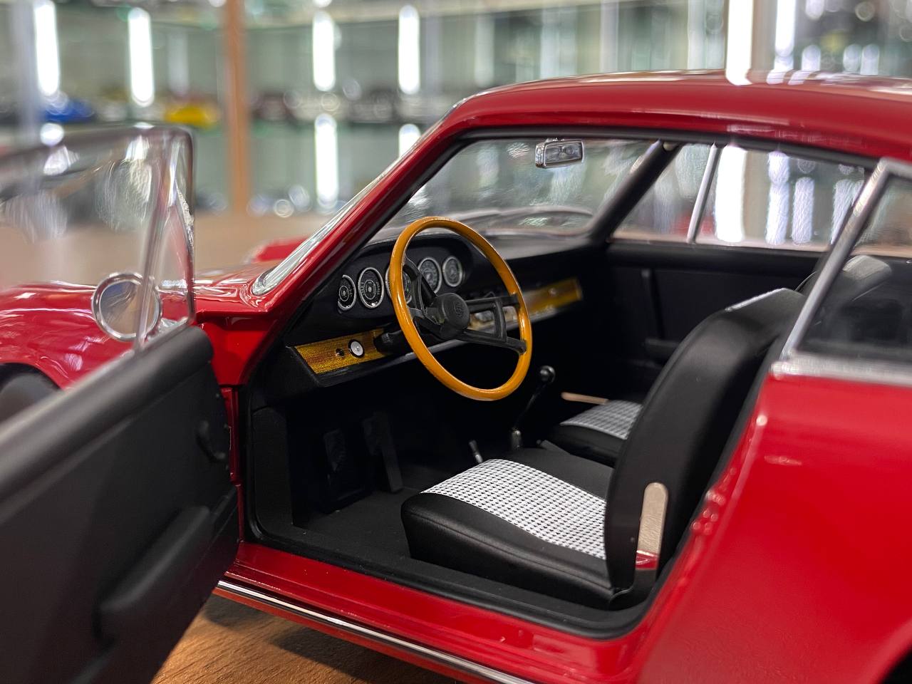 1/18 KYOSHO Porsche 911 (901) Signal Red | Full-Opening Diecast Model