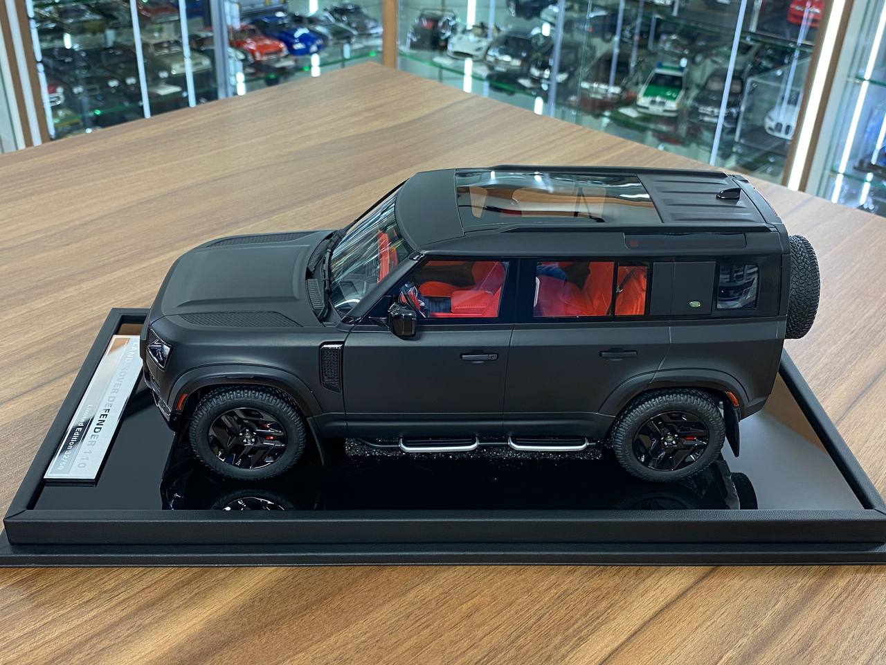 1/18 Resin MotorHelix Land Rover Defender 110 Matt Black Limited 50 pcs