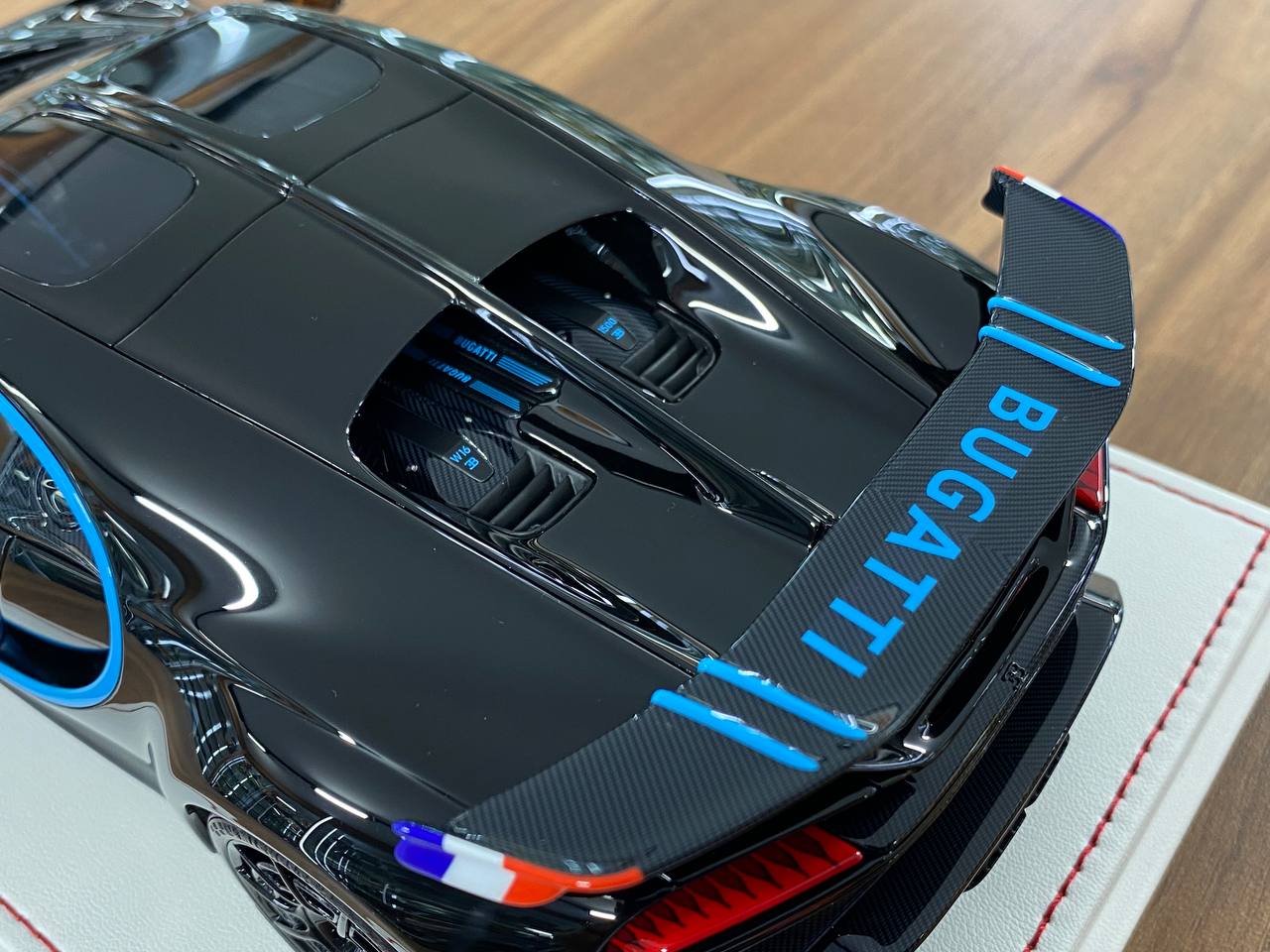 1/18 Resin Model Bugatti Chiron Sport Davis & Giovanni Gloss Black