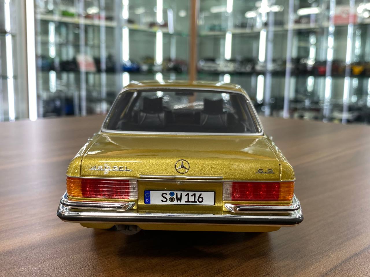 1/18 Mercedes-Benz 450SEL W116 Gold Model Car by iScale