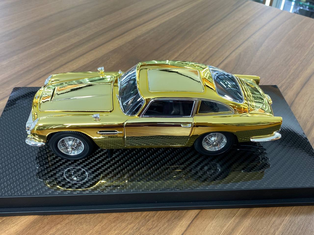 Collector’s 1/18 Aston Martin DB5 Goldfinger 007 Gold Chrome by YY Model