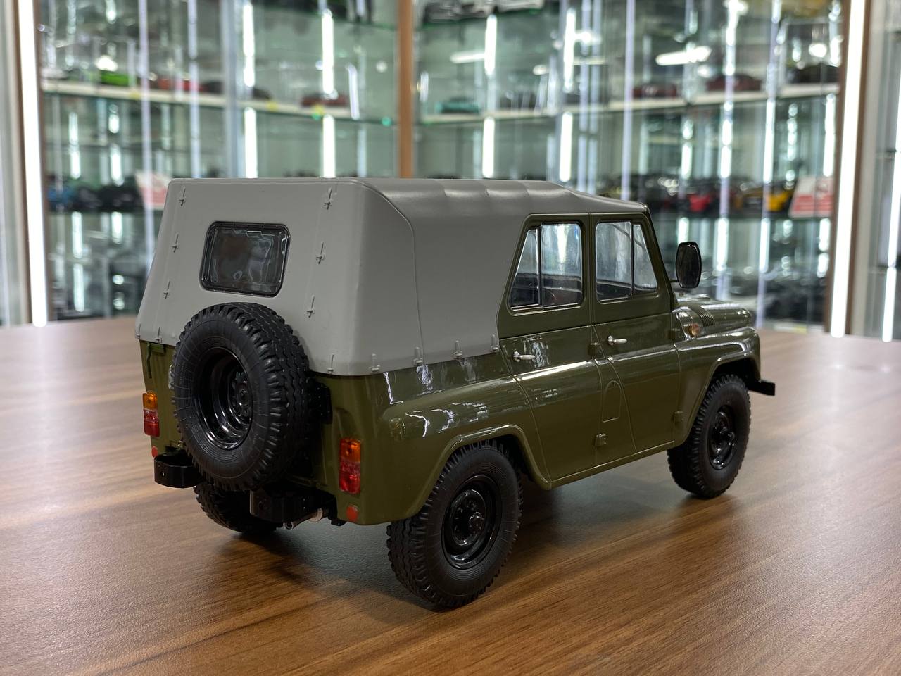1/18 Resin UAZ-469 MCG Green Model Car