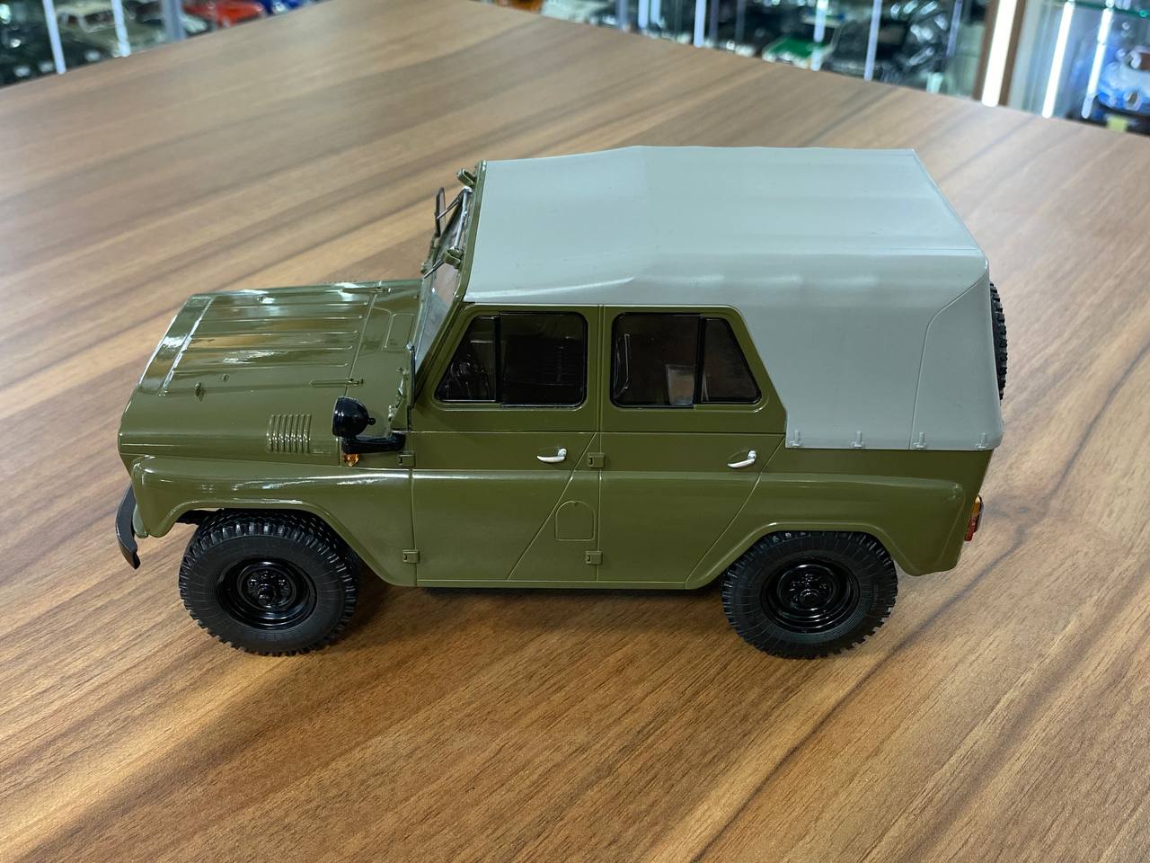 1/18 Resin UAZ-469 MCG Green Model Car