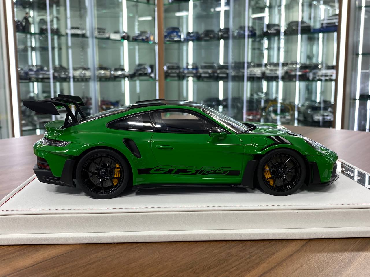 Ivy Model 1/18 Porsche 911 992 GT3 RS Weissach – Python Green with Black Wheels, Limited to 25 pcs.
