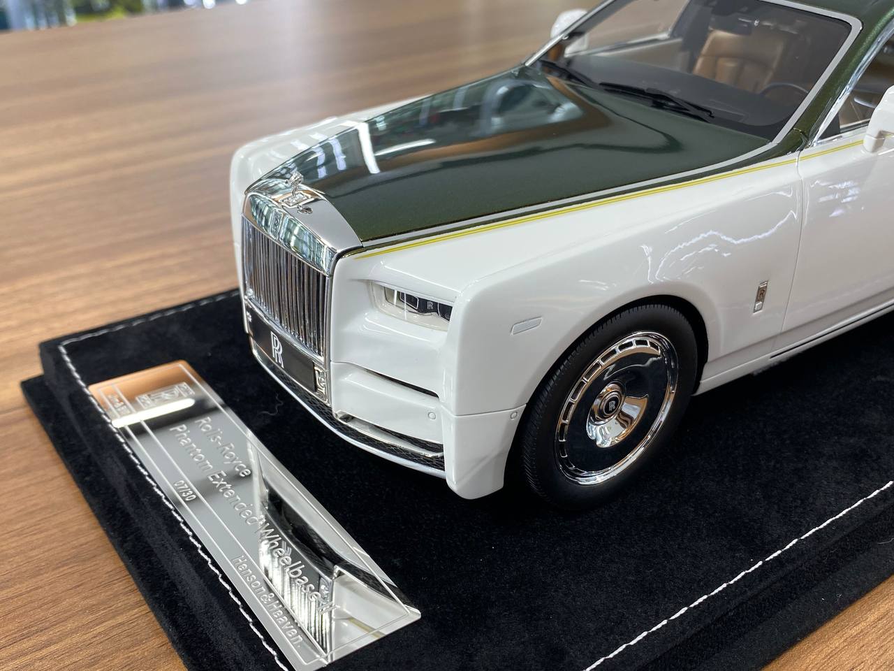 1:18 Resin Model - H&H Rolls Royce Phantom Extended Wheelbase II (White/Gold)