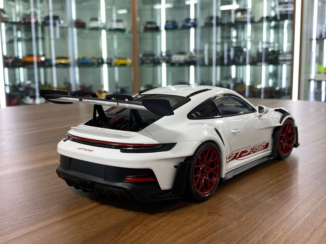 1:18 Diecast Minichamps Porsche 911 (992) GT3 RS 2022 Weissach Paket in White