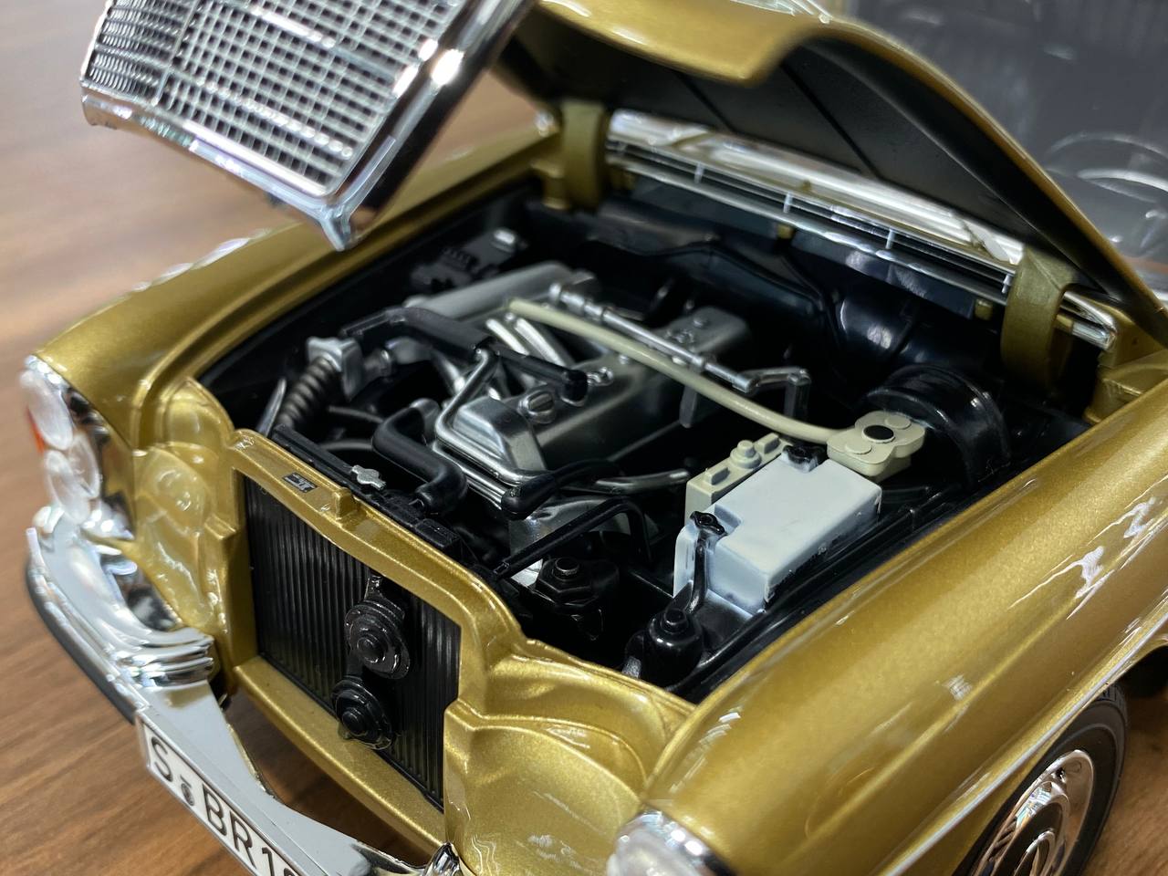 norev-mercedes-benz-280-se-w108-dealer-edition-in-beige
