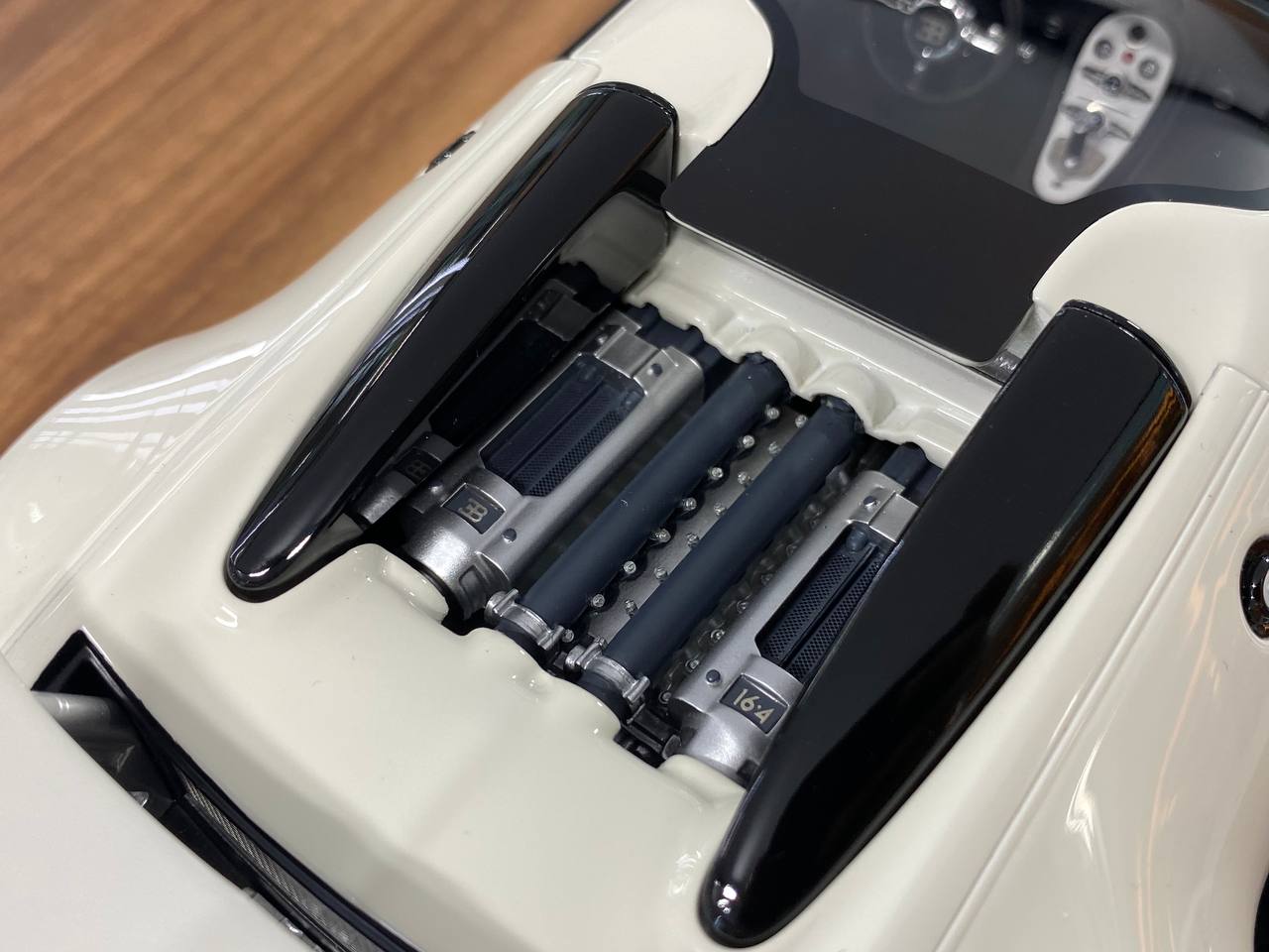 1:18 Resin H&H Bugatti Veyron Grand Sport 16.4 Black/White (Limited 20 pcs)