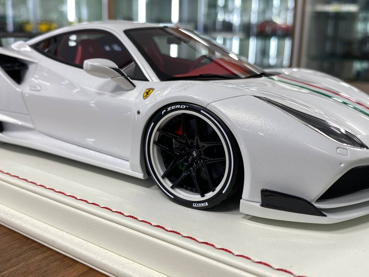 1:18 Resin Model – Davis & Giovanni Ferrari 488 GTB N-Largo – Pearl White Italia Stripe – Limited 6 pcs