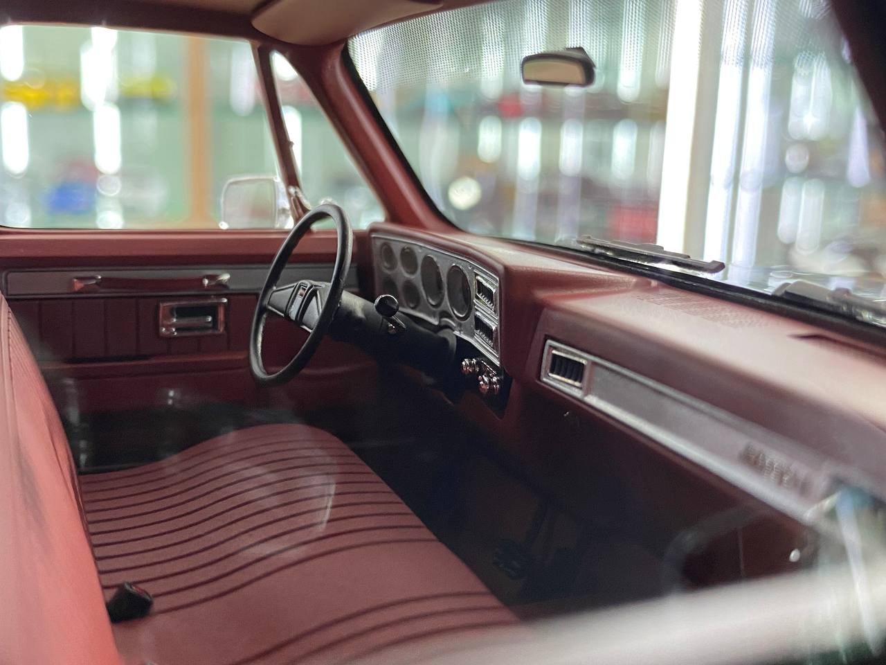 1/18 Resin – Old School Models GMC Suburban 2500 (1986) Black & Red Limited Edition/ 100 pcs