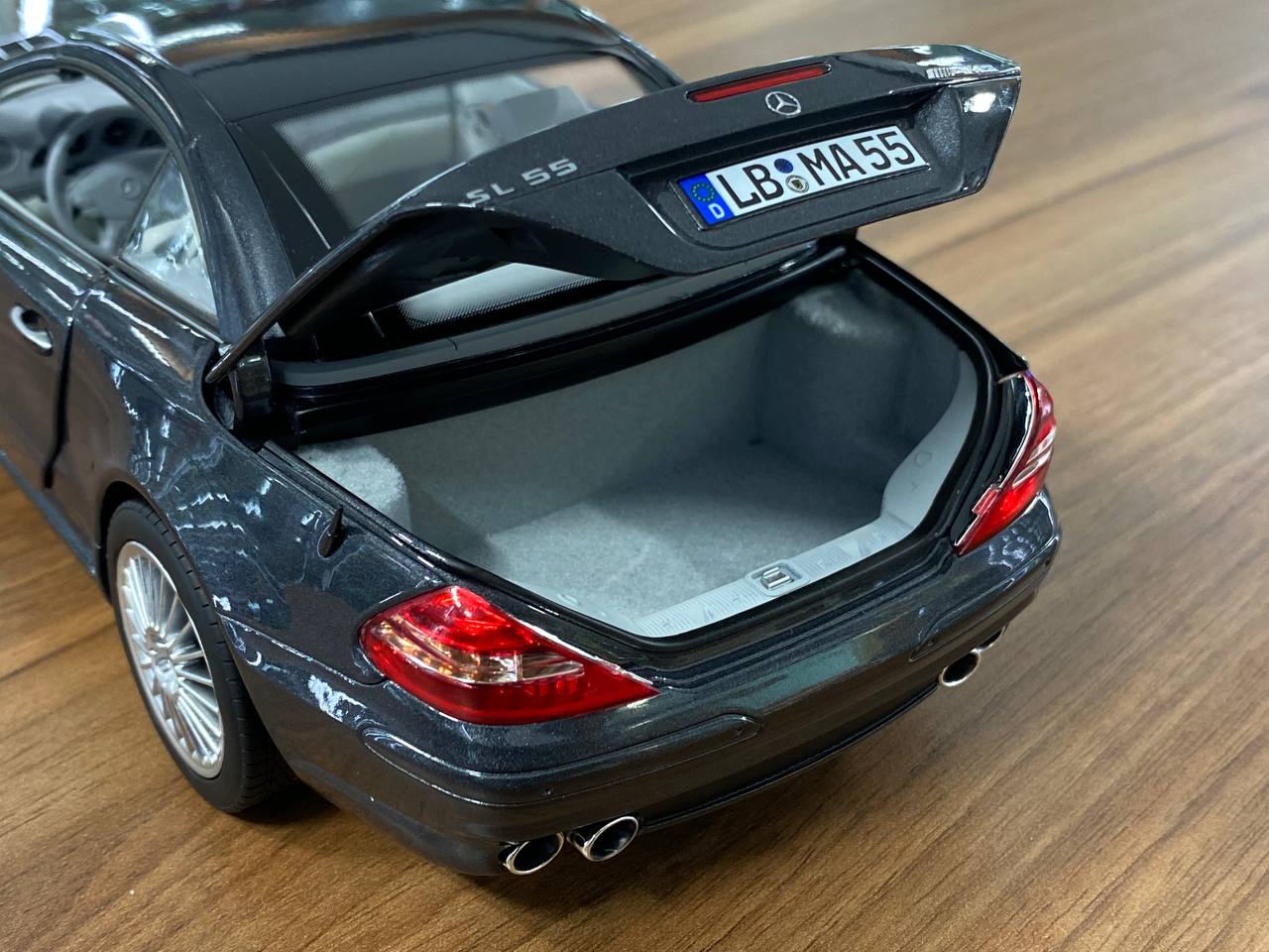 1/18 Diecast Metal Model – Mercedes-Benz SL 55 AMG R230 (2000–2006) | Norev Dealer Edition | Full Opening | Obsidian Black (Grey)