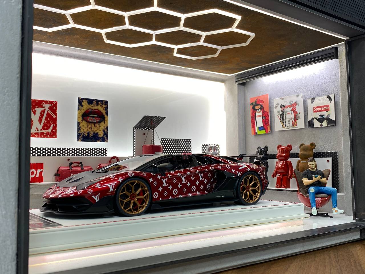 1/18 Diorama – Luxury Supreme Store | Custom Made with Light | Car Not Included