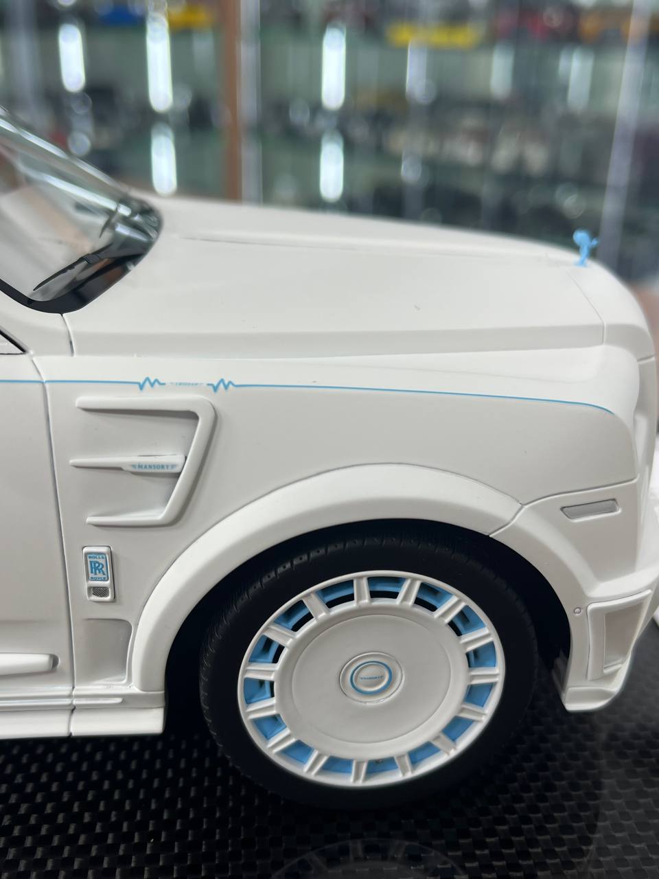 ★ 1/18 Davis & Giovanni Rolls Royce Cullinan Mansory – White / Light Blue | Limited to 03