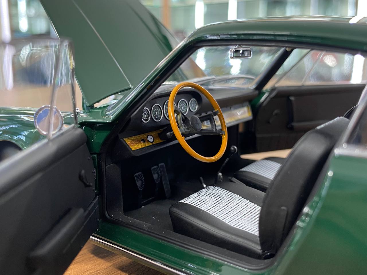 1/18 KYOSHO Porsche 911 (901) Irish Green | Full-Opening Diecast Model