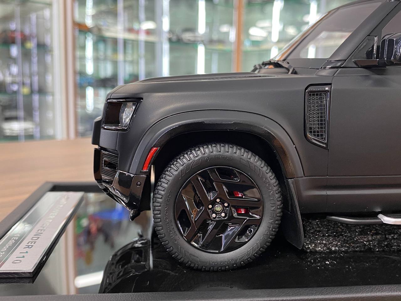 1/18 Resin MotorHelix Land Rover Defender 110 Matt Black Limited 50 pcs