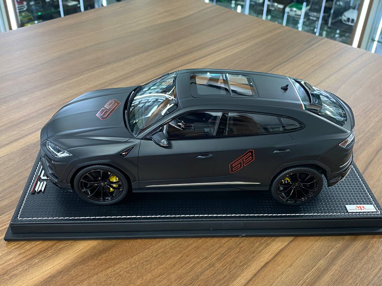 MR Collection Models Lamborghini URUS #63 - 1/18 Resin Model