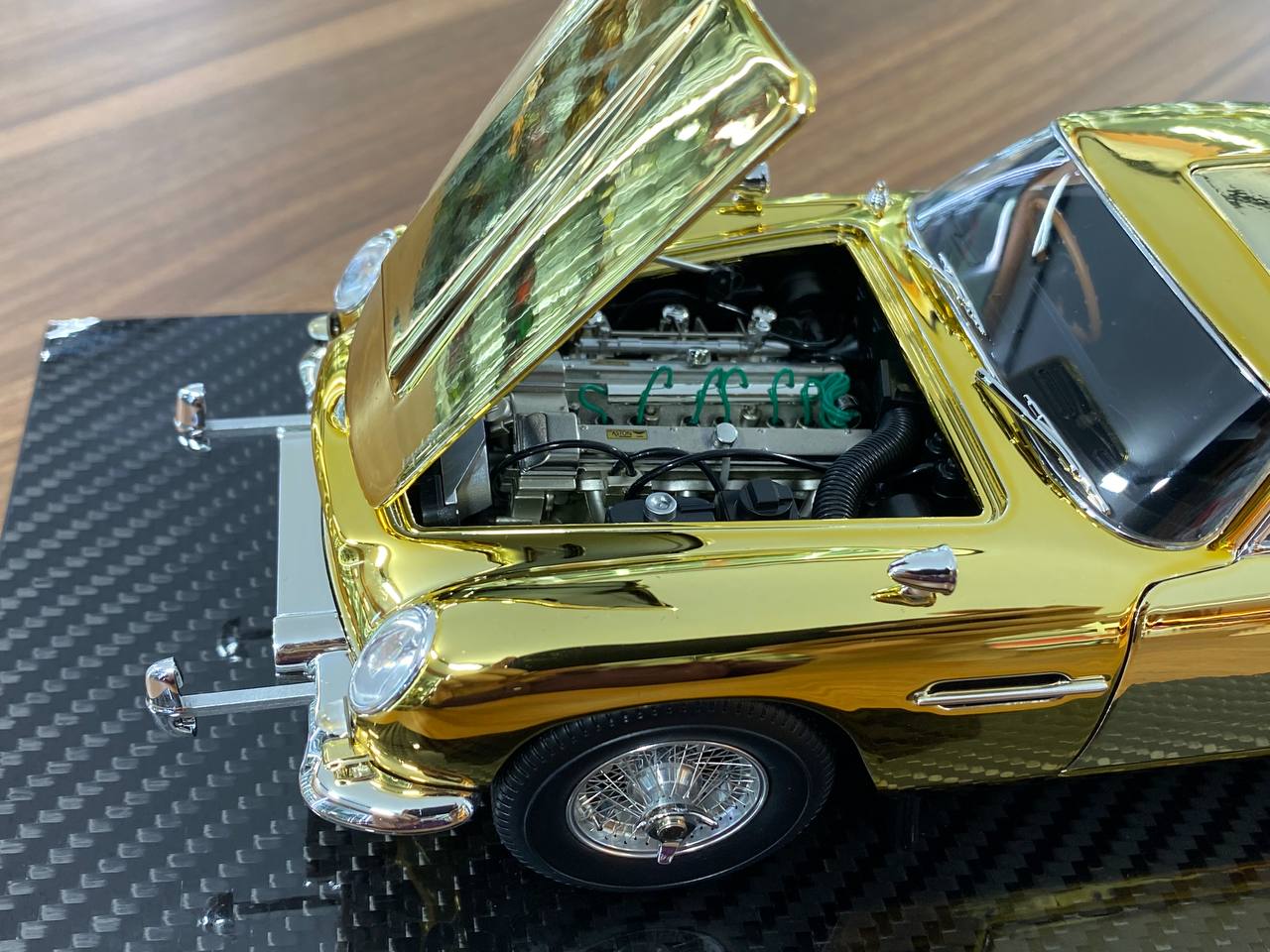 Aston Martin DB5 Goldfinger 007 1/18 scale resin model Gold Chrome YY Model