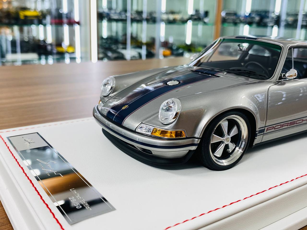 Ivy Model Porsche 911 Singer – 1/18 Resin Model, Titanium Silver/Navy Stripe, Limited 56