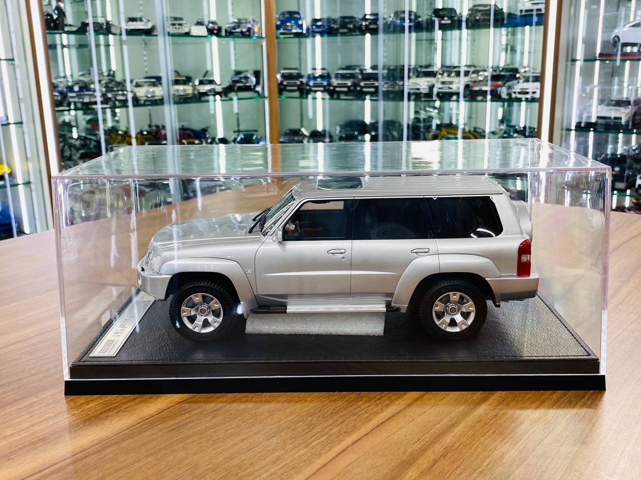 Ivy Model 1/18 Nissan Patrol Safari Y61 – Silver, Limited Edition