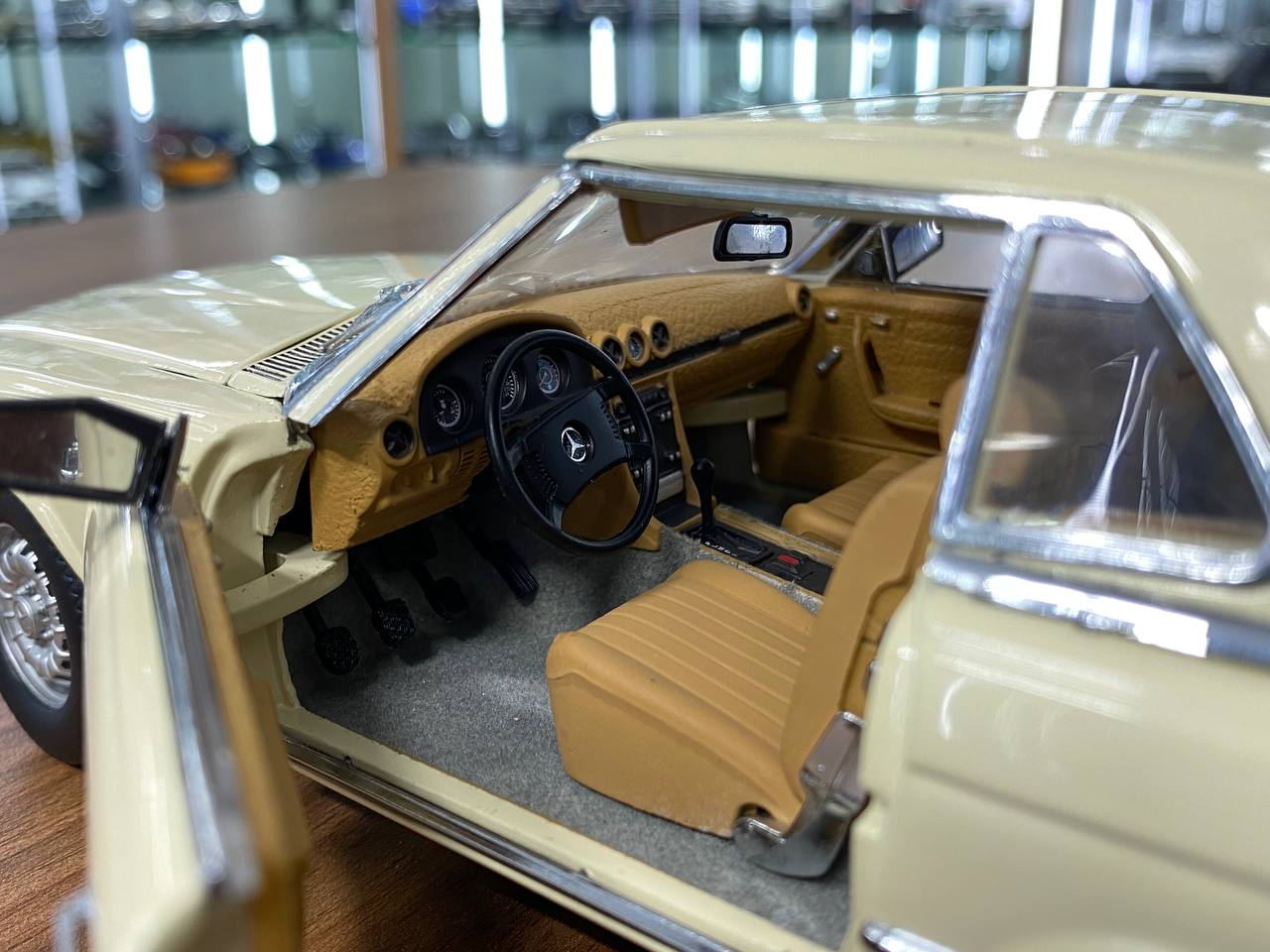 1/18 Diecast Metal Model – Mercedes Benz 350 SL 1977 by Sun Star Models