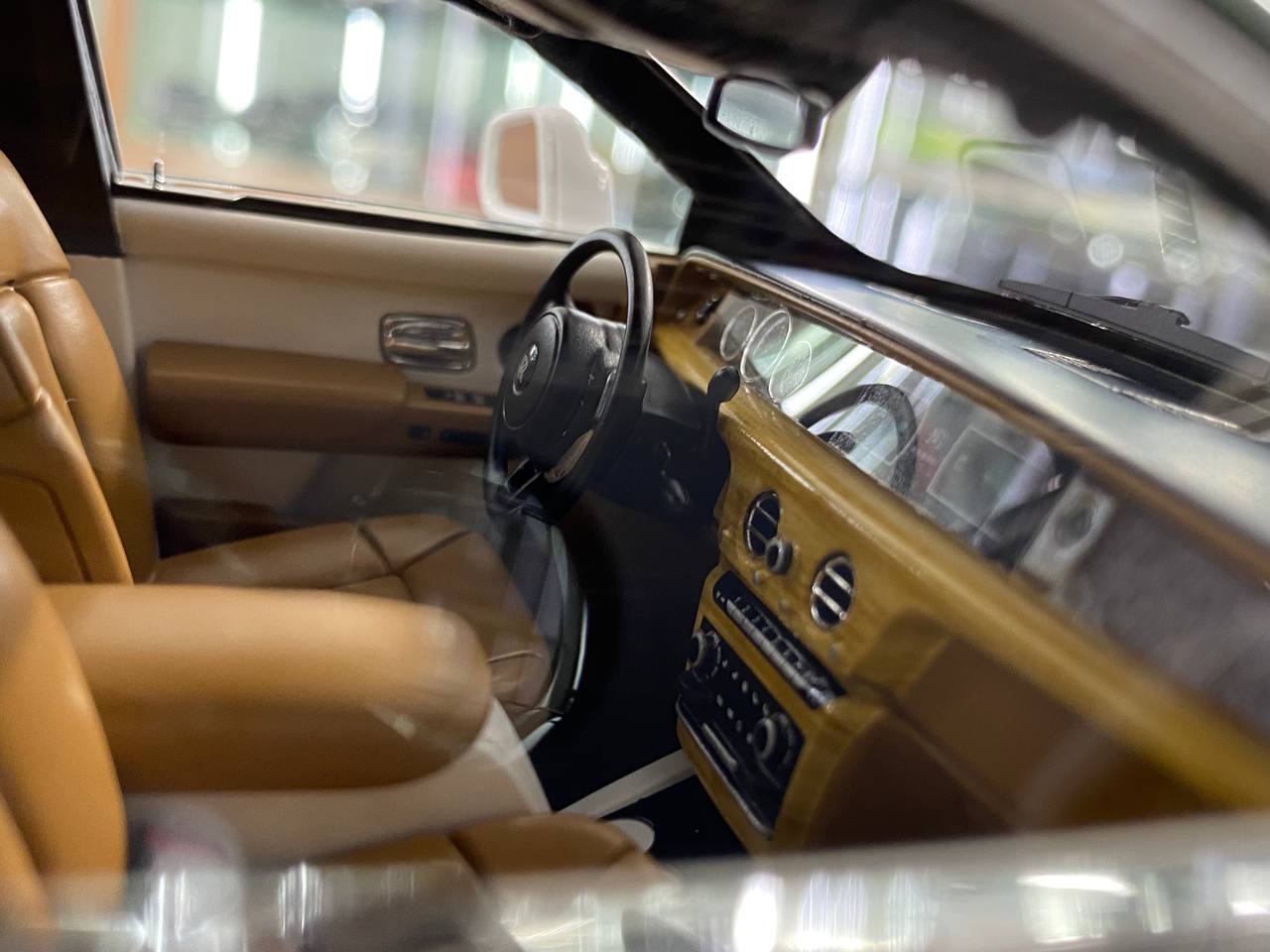 1:18 Resin Model - H&H Rolls Royce Phantom Extended Wheelbase II (White/Gold)