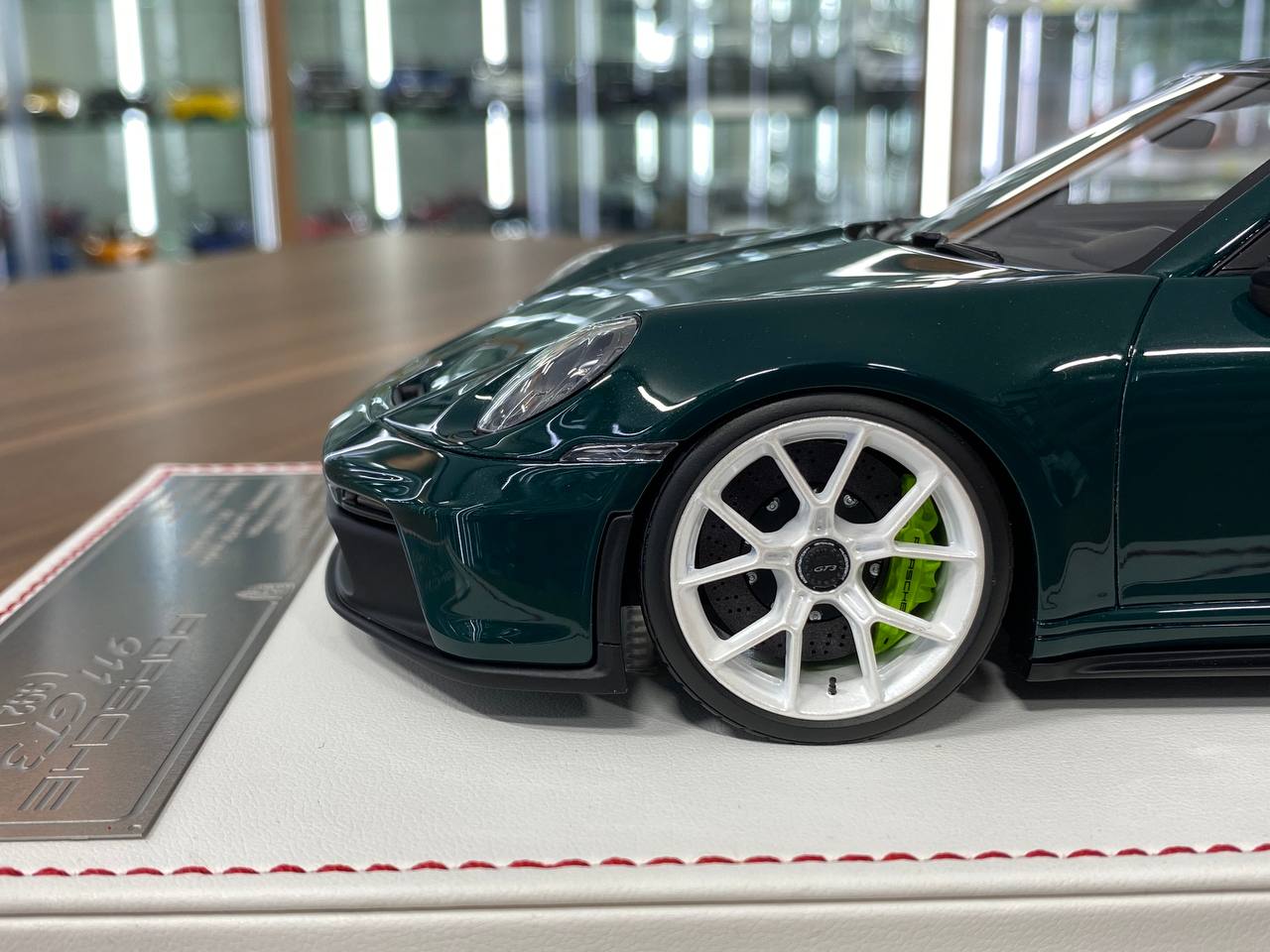 1:18 Resin - Davis & Giovanni Porsche 911 GT3 (992) Porsche Racing Green Metallic - Limited Edition 36pcs