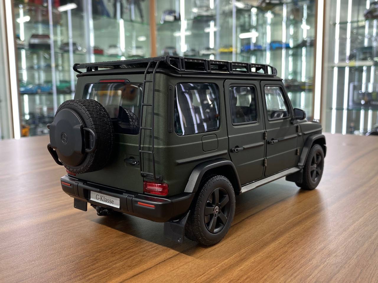 1/18 metal diecast Norev Dealer Edition Mercedes-Benz G 500 Color MANUFAKTUR olive magno